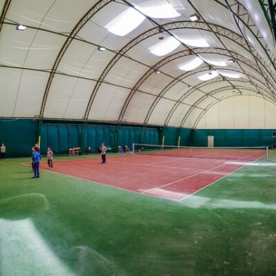 Kryte korty ze szcztuczną trawą_OBIEKT TENISOWY